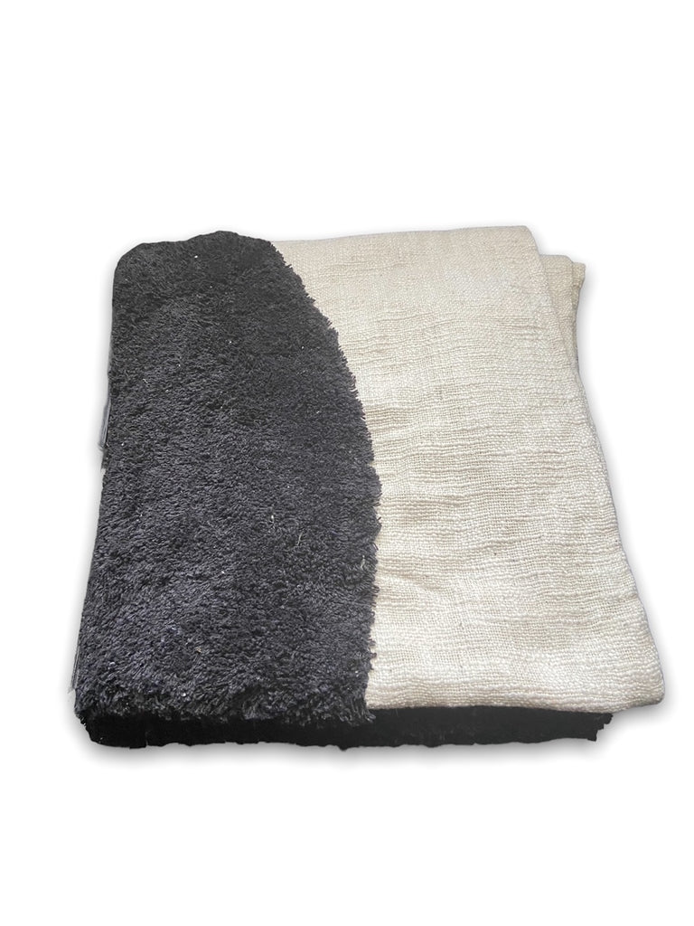 Hand Woven tufted circle throw (130x150)