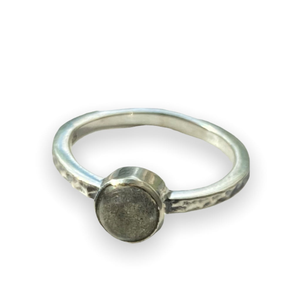 Hammered ring - labradorite stone