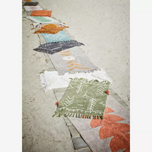 Tufted cotton runner rug w/tassels